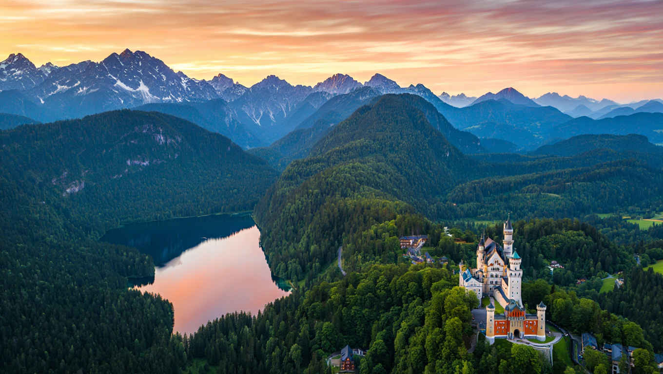 Panoramablick auf die Bayerischen Alpen und Neuschwanstein – Deutschland Reisen