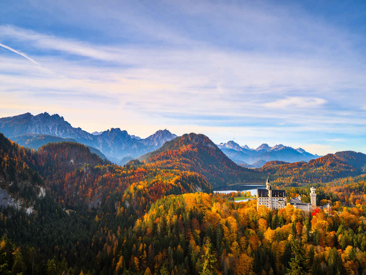Bayerische Alpen – Majestätische Berglandschaft mit Schloss Neuschwanstein